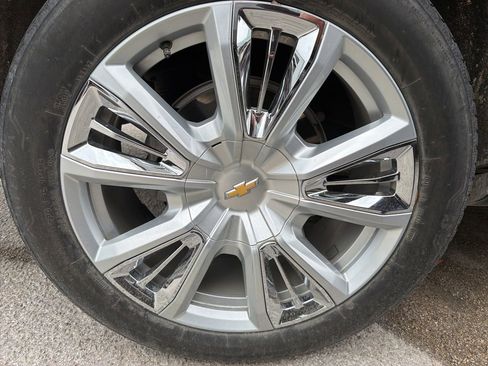 Used 2024 Chevrolet Suburban High Country w/ Premium Package AWD/4WD image 12