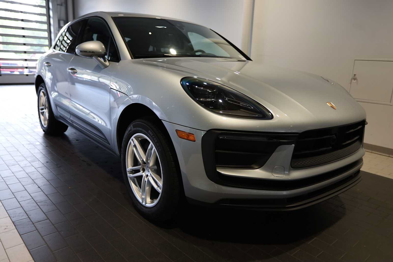 Used 2025 Porsche Macan AWD/4WD image 9