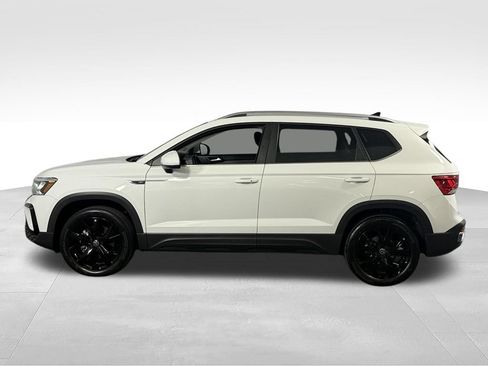 Used 2023 Volkswagen Taos SE w/ Panoramic Sunroof Package AWD/4WD image 10