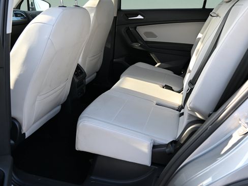 Used 2021 Volkswagen Tiguan SE w/ Panoramic Sunroof Package FWD image 15