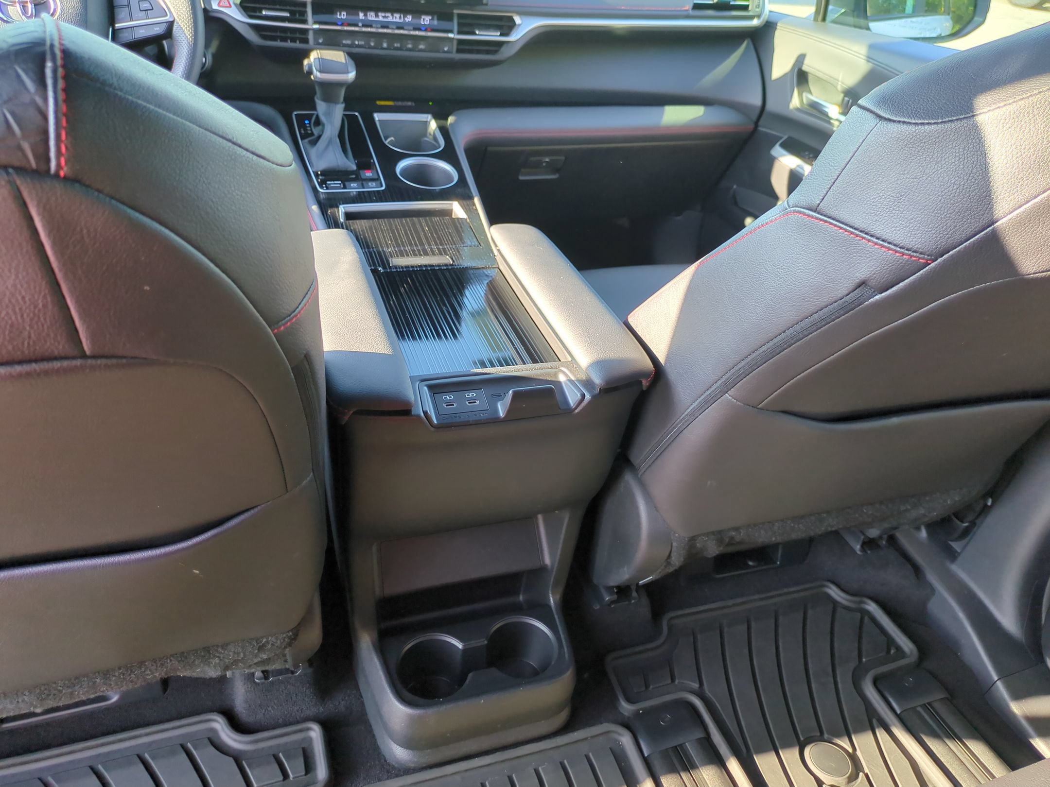 Used 2025 Toyota Sienna XSE FWD image 31