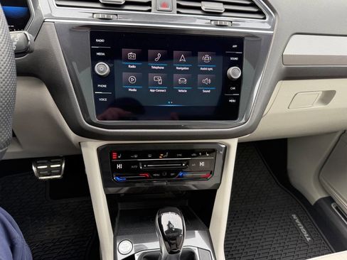 Used 2022 Volkswagen Tiguan SE R-Line image 19