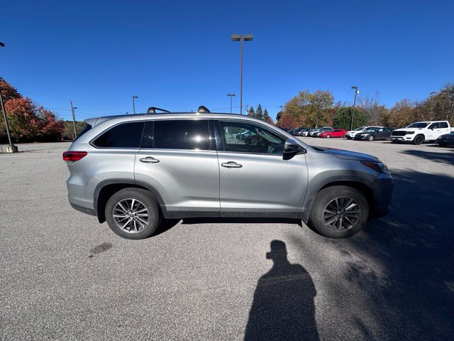 Used 2019 Toyota Highlander XLE AWD/4WD image 2