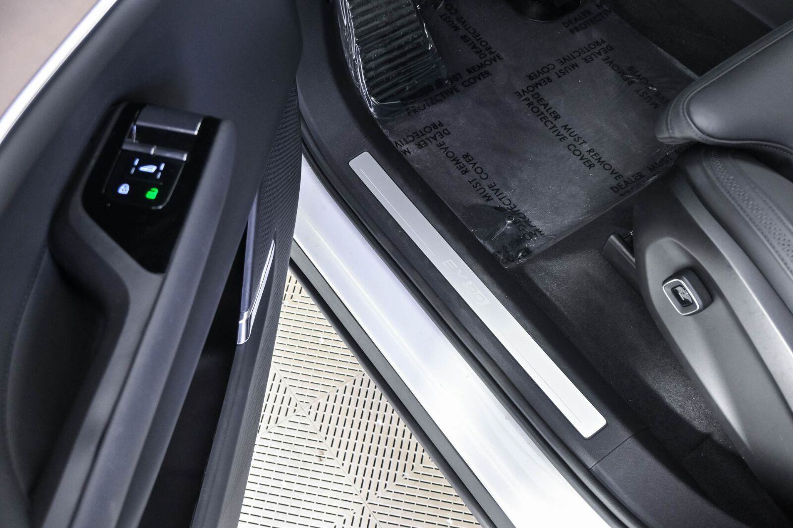 Certified 2025 Volvo EX90 Plus AWD/4WD image 8