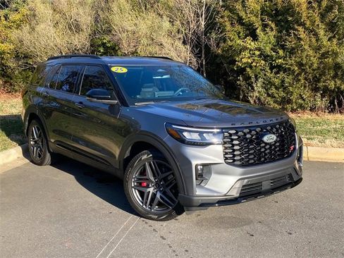 Used 2025 Ford Explorer ST image 1