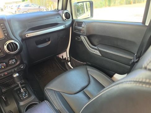 Used 2016 Jeep Wrangler Unlimited Rubicon AWD/4WD image 9