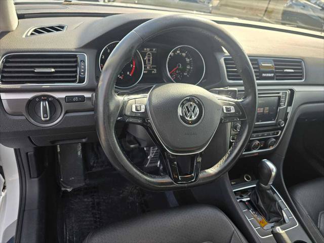 Used 2018 Volkswagen Passat 2.0T R-Line w/ R-Line Lighting Package FWD image 24