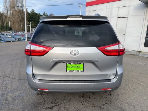 Certified 2018 Toyota Sienna XLE image 5