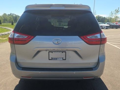 Used 2017 Toyota Sienna XLE w/ XLE Navigation Package FWD image 8