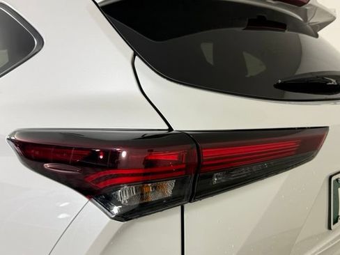 Used 2024 Toyota Highlander XSE FWD image 13
