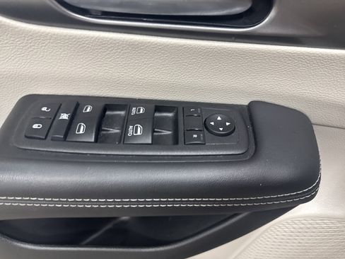 Used 2024 Chrysler Pacifica Touring-L image 28