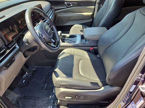 Used 2025 Kia Carnival FWD image 11