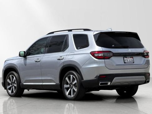 Used 2025 Honda Pilot Touring image 6