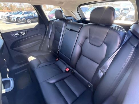 Used 2022 Volvo XC60 B5 Momentum w/ Climate Package image 19