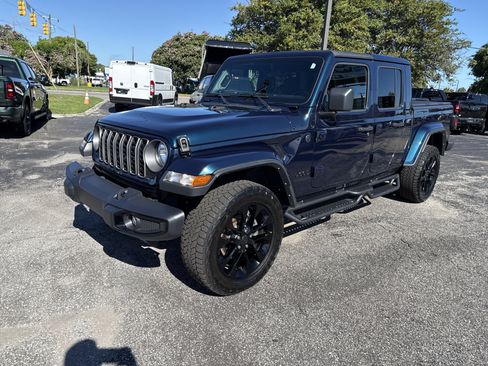 Used 2025 Jeep Gladiator Sport AWD/4WD image 4