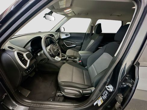 Used 2025 Kia Soul LX w/ LX Technology Package FWD image 13