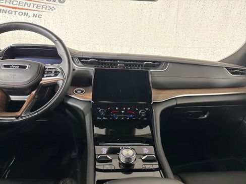Used 2025 Jeep Grand Cherokee Summit image 25