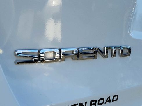 Used 2019 Kia Sorento LX w/ LX Convenience Package image 28