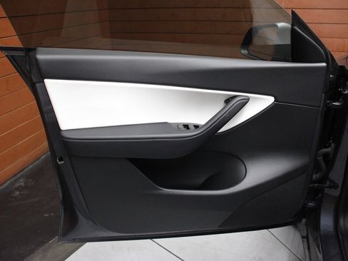 Used 2020 Tesla Model Y Long Range image 45