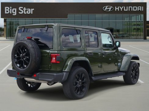 Used 2023 Jeep Wrangler Unlimited Sahara AWD/4WD image 4