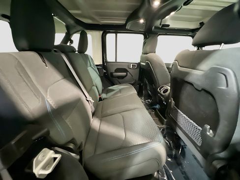 Used 2024 Jeep Wrangler Rubicon w/ Safety Group image 19