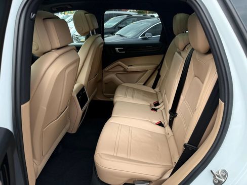 Used 2019 Porsche Cayenne AWD/4WD image 16