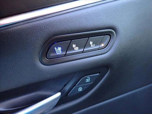 Used 2022 Cadillac Escalade ESV Premium Luxury image 18