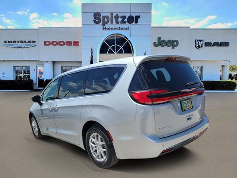 Used 2024 Chrysler Pacifica Touring-L FWD image 3