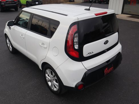 Used 2016 Kia Soul + image 14