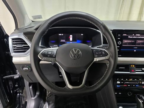 Used 2025 Volkswagen Taos SE w/ Panoramic Sunroof Package AWD/4WD image 16