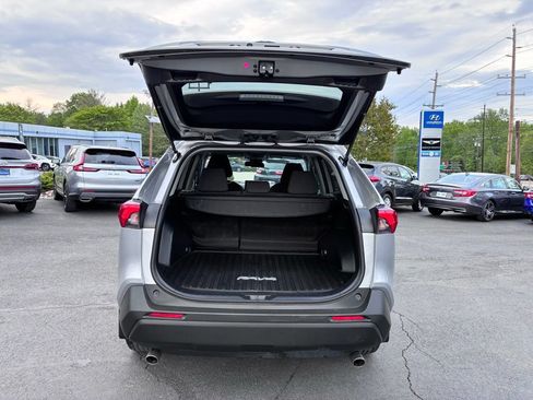 Used 2021 Toyota RAV4 LE AWD/4WD image 11