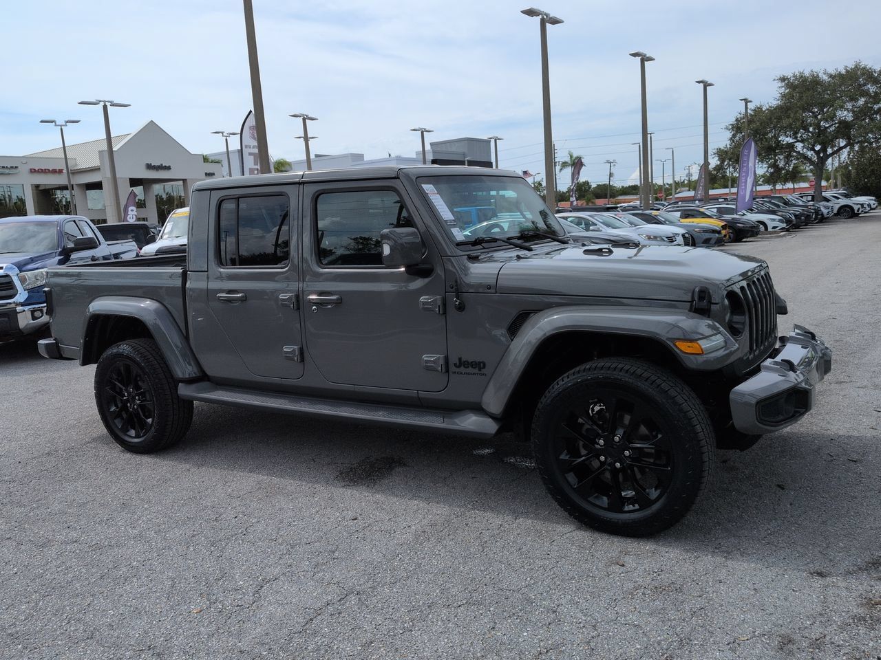 Used 2023 Jeep Gladiator Overland AWD/4WD image 2