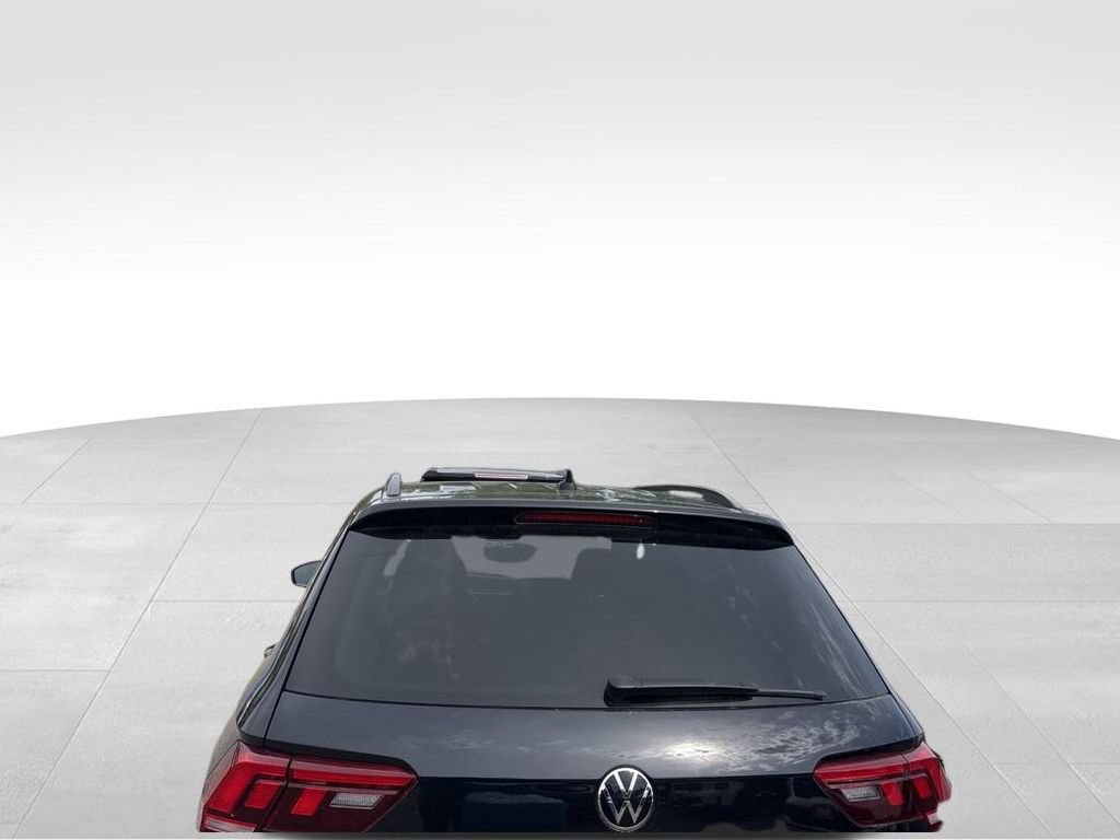Used 2022 Volkswagen Tiguan SE R-Line AWD/4WD image 9
