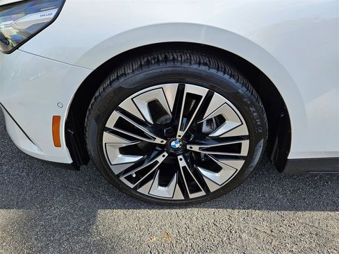 Used 2024 BMW 540i xDrive w/ Premium Package image 25