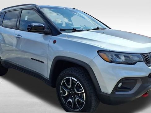 Used 2025 Jeep Compass Trailhawk AWD/4WD image 4