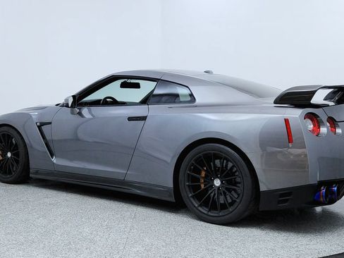 Used 2015 Nissan GT-R Premium AWD/4WD image 3