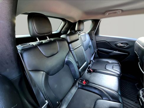 Used 2019 Jeep Cherokee Latitude Plus AWD/4WD image 25
