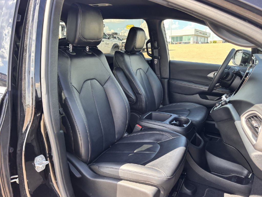 Used 2025 Chrysler Pacifica Select FWD image 26