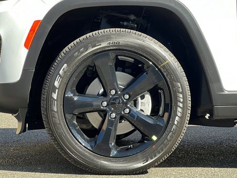 New 2025 Jeep Grand Cherokee Altitude image 24