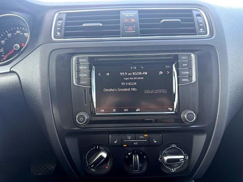 Used 2018 Volkswagen Jetta SE image 15
