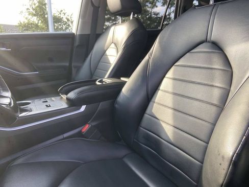 Used 2023 Toyota Highlander XLE FWD image 23