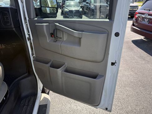 Used 2018 Chevrolet Express 2500 w/ Driver Convenience Package RWD image 13