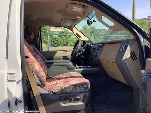Used 2011 Ford F250 Lariat w/ Lariat Interior Pkg image 8