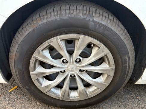 Used 2015 Toyota Camry LE FWD image 5