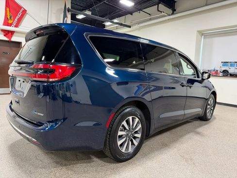 Used 2023 Chrysler Pacifica Touring-L FWD image 16