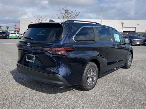 New 2026 Toyota Sienna XLE image 4