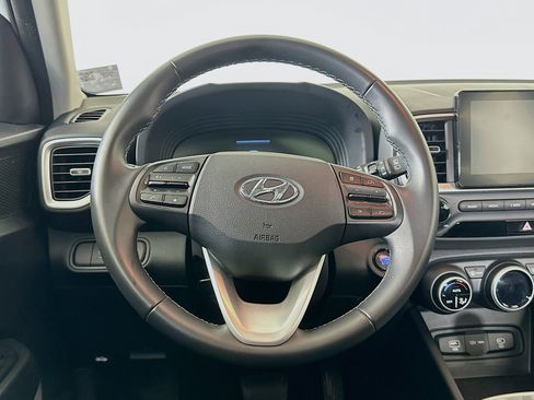 Used 2025 Hyundai Venue SEL image 18