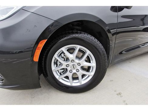 Used 2023 Chrysler Pacifica Touring-L image 31