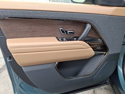 Used 2024 Land Rover Range Rover Sport SE image 13