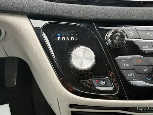 Used 2024 Chrysler Pacifica Touring-L image 22